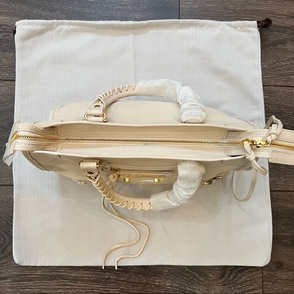 Cream Genuine Leather handbag with Gold hardware - Picture 9 of 15